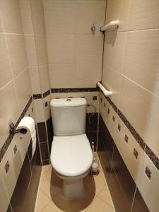 a bathroom with a white toilet in a room at FourSpace in Ventspils