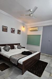 ein Schlafzimmer mit einem Bett und einem grünen Bildschirm in der Unterkunft Infinity Homestays 2 in Udaipur