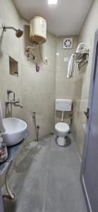 ein Badezimmer mit Toilette und Waschbecken in der Unterkunft Infinity Homestays 2 in Udaipur