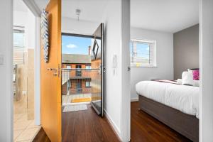 Ένα ή περισσότερα κρεβάτια σε δωμάτιο στο Mint drive 2 Beds With Secure Car Or Van Park w WiFi-Netflix No Deposit Required