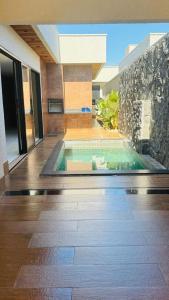 ein Swimmingpool mitten in einem Haus in der Unterkunft Casa Pinheiro in Goiânia