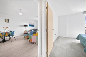 Stylish 1BR Flat in Hayes 4 Guests-5 Min to Heathrow#20 Min to Central London的电视和/或娱乐中心