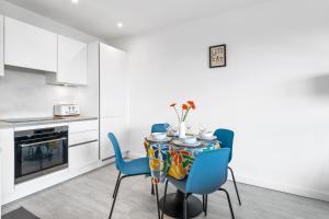 Stylish 1BR Flat in Hayes 4 Guests-5 Min to Heathrow#20 Min to Central London的厨房或小厨房