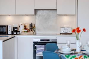 Stylish 1BR Flat in Hayes 4 Guests-5 Min to Heathrow#20 Min to Central London的厨房或小厨房
