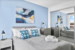 海斯Stylish 1BR Flat in Hayes 4 Guests-5 Min to Heathrow#20 Min to Central London的卧室里有一张大床，墙壁是蓝色的