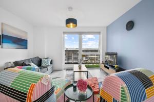 Stylish 1BR Flat in Hayes 4 Guests-5 Min to Heathrow#20 Min to Central London的休息区