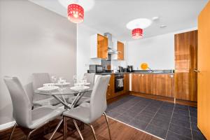 Η κουζίνα ή μικρή κουζίνα στο Mint drive 2 Beds With Secure Car Or Van Park w WiFi-Netflix No Deposit Required