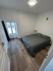 a bedroom with a bed in a room with a wooden floor at Appartement T2 Saint Malo, Dinard, Dinan et Dol in Miniac-Morvan +4 photos