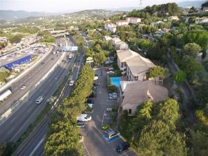 een luchtzicht op een stad met een snelweg en auto's bij Hôtel Belvedère Cannes Mougins in Mougins