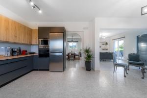 A kitchen or kitchenette at Villa Giota Luxury Living