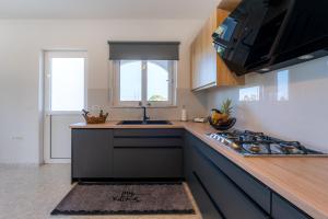 A kitchen or kitchenette at Villa Giota Luxury Living