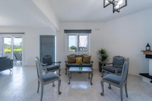 A seating area at Villa Giota Luxury Living