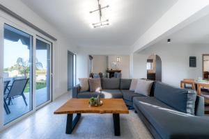 A seating area at Villa Giota Luxury Living