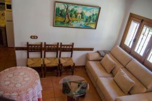 a living room with a couch and a table at Casa Núm 8 in Válor