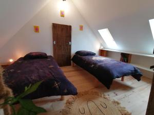 Postel nebo postele na pokoji v ubytování Gite avec vue foret - piscine partagée + 19 fotografií