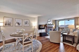 Χώρος καθιστικού στο Experience the ultimate Vermont getaway at our cozy 1BR, 1BA ski-in ski-out condo in Sunrise Village