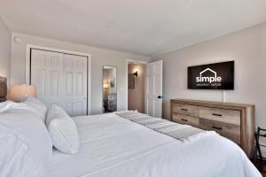 Ένα ή περισσότερα κρεβάτια σε δωμάτιο στο Experience the ultimate Vermont getaway at our cozy 1BR, 1BA ski-in ski-out condo in Sunrise Village +39 φωτογραφίες