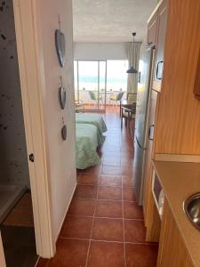Uma área de estar em Vv casafaromar oceanfront comfort