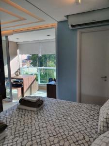 Flat in Mada with pool客房内的一张或多张床位