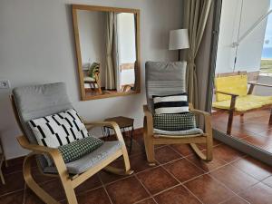Uma área de estar em Vv casafaromar oceanfront comfort