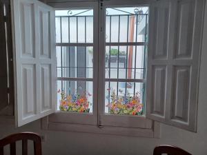 プエルト・デ・サグントにあるLorea Puertoの花束窓