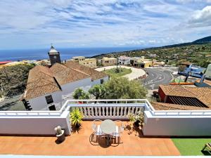 einen Balkon eines Hauses mit Meerblick in der Unterkunft La Casita del Arco Ático in San Pedro