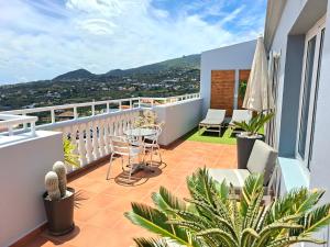 ein Balkon mit Tisch und Stühlen auf einem Gebäude in der Unterkunft La Casita del Arco Ático in San Pedro