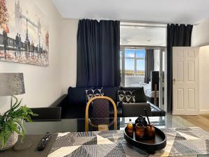 布莱克浦Granada Apartments Queen's Promenade的带沙发和桌子的客厅