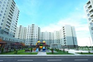 um parque infantil numa cidade com edifícios altos em Sumqayıt Bulvar em Sumqayıt