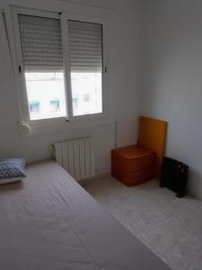 Un dormitorio con una cama y una cómoda y dos ventanas. en Dormir sleep Comidad 100, en Barcelona