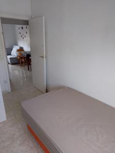 1 cama blanca en una habitación con 1 dormitorio en Dormir sleep Comidad 100, en Barcelona