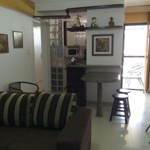 sala de estar con sofá y mesa en Apartamento Na Ponta Verde, en Maceió