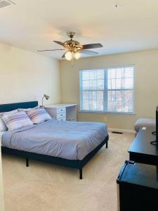 Ένα ή περισσότερα κρεβάτια σε δωμάτιο στο Bedroom with Private Bathroom in Woodbridge VA