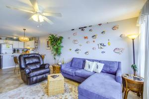 Posezení v ubytování Walkable Beachfront Retreat on Cedar Key!