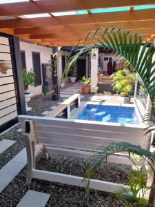 スバにあるBIDESI VILLA Apartmentsの家の中央のプール(ベンチ付)