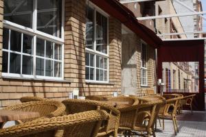 una fila di tavoli e sedie su un patio di Hotel Herreros a Castellón de la Plana