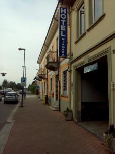 ein Gebäude mit einer Garage an der Straßenseite in der Unterkunft Hotel Niagara in Caselle Torinese