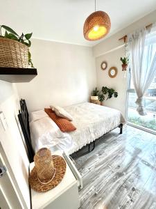 a bedroom with a bed and a window at departamento encantador céntrico con balcon in Lima