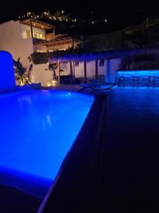 ELLI TROPiCAL LUXURY SUITES SUNSET-INFINITY POOL- SEA SIDE-NEAR CENTER PARKING内部或周边的泳池