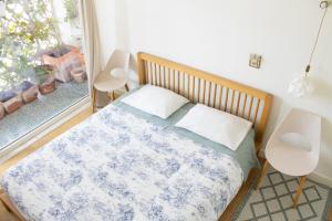 Postel nebo postele na pokoji v ubytování Votre chambre avec salle de bain privée et balcon végétal à Lisbonne Amoreiras - Your Room with private bathroom and balcony in Lisbon Amoreiras