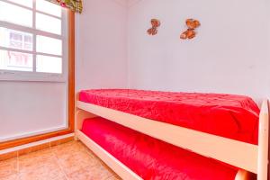 a bedroom with two bunk beds and a window at Apartamento Roque Horizonte in Puerto Naos