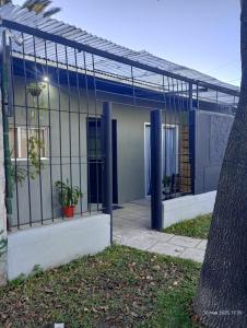 a building with a gate with plants in it at Alojamiento el descanso in Ezeiza