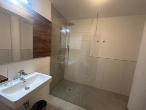 Vannas istaba naktsmītnē FarawayHomes Aparthotel Krems