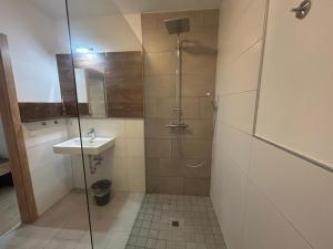 Vannas istaba naktsmītnē FarawayHomes Aparthotel Krems