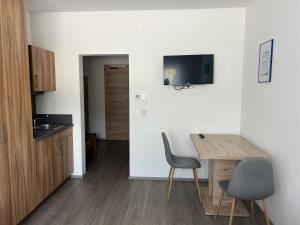 Kuchyň nebo kuchyňský kout v ubytování FarawayHomes Aparthotel Krems