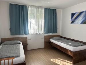Gulta vai gultas numurā naktsmītnē FarawayHomes Aparthotel Krems