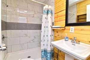 Bilik mandi di Suns Out Steps to Beach w Private Pool in Cherry Grove