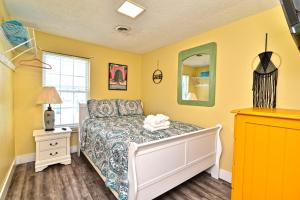 Katil atau katil-katil dalam bilik di Suns Out Steps to Beach w Private Pool in Cherry Grove