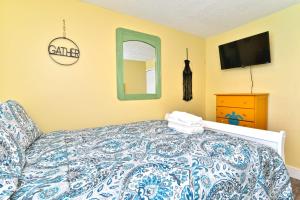 Katil atau katil-katil dalam bilik di Suns Out Steps to Beach w Private Pool in Cherry Grove