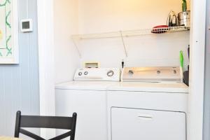 Dapur atau dapur kecil di Suns Out Steps to Beach w Private Pool in Cherry Grove